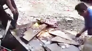 Obří balvan zničil auto i psí klec při tajfunu Wipha, pes však zázračně přežil