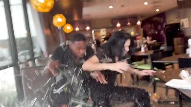 Food bloggeři natočili recenzi, kterou přerušila autonehoda