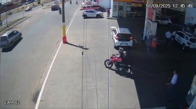 Ještě že měl helmu...