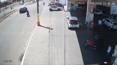 Ještě že měl helmu...