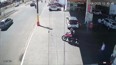 Ještě že měl helmu...