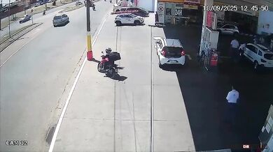 Ještě že měl helmu...