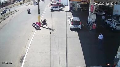 Ještě že měl helmu...