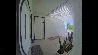 Útok nožem na policistu v Cathedral City zachytila kamera u dveří