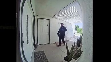 Útok nožem na policistu v Cathedral City zachytila kamera u dveří