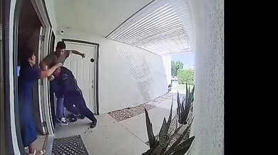 Útok nožem na policistu v Cathedral City zachytila kamera u dveří