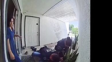 Útok nožem na policistu v Cathedral City zachytila kamera u dveří