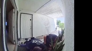 Útok nožem na policistu v Cathedral City zachytila kamera u dveří