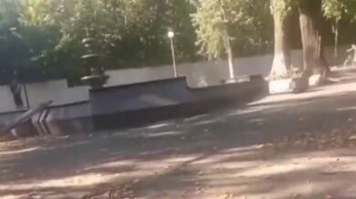 Pokus o přeskočení kašny na skútru