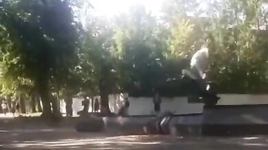 Pokus o přeskočení kašny na skútru