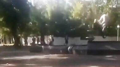 Pokus o přeskočení kašny na skútru