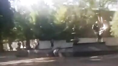 Pokus o přeskočení kašny na skútru