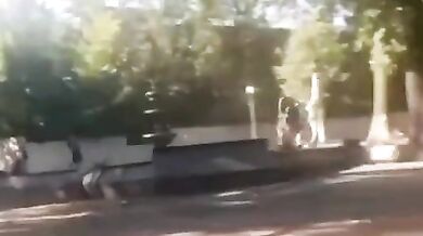 Pokus o přeskočení kašny na skútru