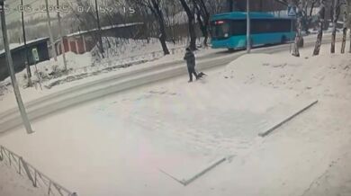 V Novokuzněcku odletělo kolo z autobusu a zranilo uklízeče