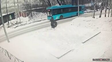 V Novokuzněcku odletělo kolo z autobusu a zranilo uklízeče