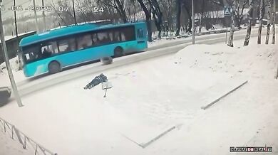 V Novokuzněcku odletělo kolo z autobusu a zranilo uklízeče