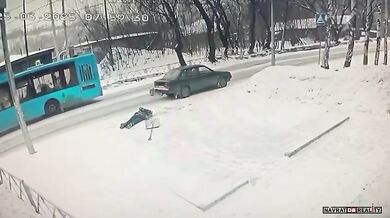 V Novokuzněcku odletělo kolo z autobusu a zranilo uklízeče