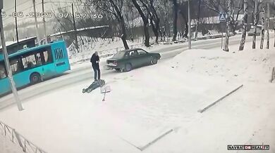 V Novokuzněcku odletělo kolo z autobusu a zranilo uklízeče