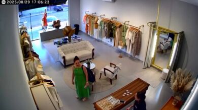 Auto vjelo do obchodu v Sidrolândii