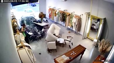 Auto vjelo do obchodu v Sidrolândii