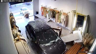 Auto vjelo do obchodu v Sidrolândii