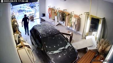 Auto vjelo do obchodu v Sidrolândii