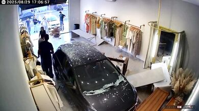 Auto vjelo do obchodu v Sidrolândii