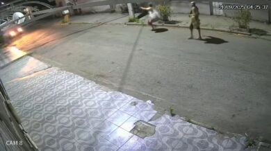 Řidič v najel autem na ozbrojené lupiče