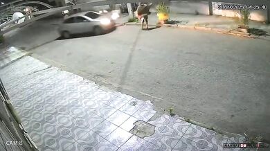 Řidič v najel autem na ozbrojené lupiče