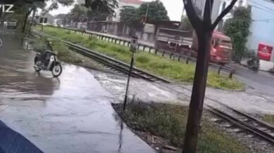 Motorkářka ve Vietnamu utrpěla vážné zranění po střetu s vlakem