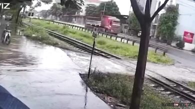 Motorkářka ve Vietnamu utrpěla vážné zranění po střetu s vlakem