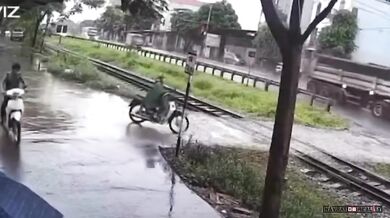 Motorkářka ve Vietnamu utrpěla vážné zranění po střetu s vlakem