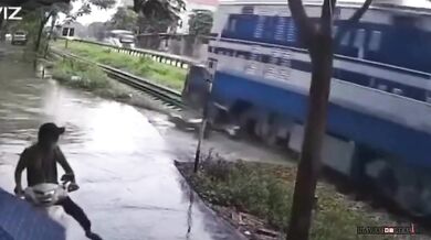 Motorkářka ve Vietnamu utrpěla vážné zranění po střetu s vlakem