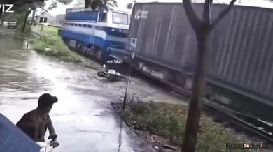 Motorkářka ve Vietnamu utrpěla vážné zranění po střetu s vlakem