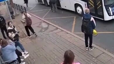 V Omsku autobus přivřel a vláčel pětiletého chlapce