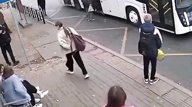 V Omsku autobus přivřel a vláčel pětiletého chlapce