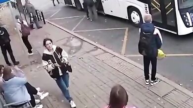 V Omsku autobus přivřel a vláčel pětiletého chlapce