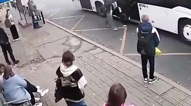 V Omsku autobus přivřel a vláčel pětiletého chlapce