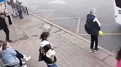 V Omsku autobus přivřel a vláčel pětiletého chlapce