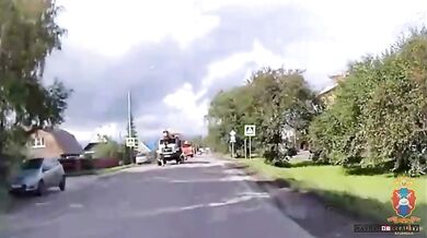 Dítě skončilo pod koly autojeřábu při přecházení silnice