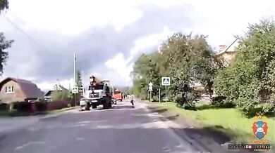 Dítě skončilo pod koly autojeřábu při přecházení silnice