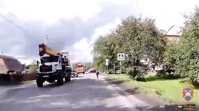 Dítě skončilo pod koly autojeřábu při přecházení silnice