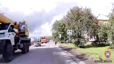 Dítě skončilo pod koly autojeřábu při přecházení silnice