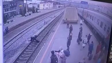 Běžící muž spadl na železniční koleje před přijíždějící vlak