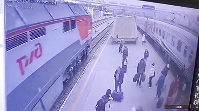 Běžící muž spadl na železniční koleje před přijíždějící vlak