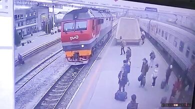 Běžící muž spadl na železniční koleje před přijíždějící vlak