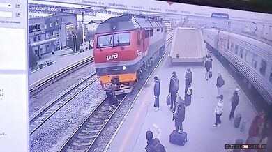 Běžící muž spadl na železniční koleje před přijíždějící vlak