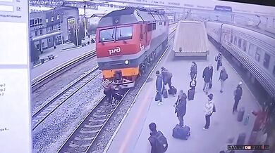 Běžící muž spadl na železniční koleje před přijíždějící vlak