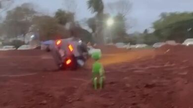 Žena zůstala uvězněná po převrácení vozidla při setkání terénních aut