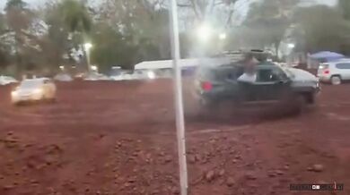 Žena zůstala uvězněná po převrácení vozidla při setkání terénních aut